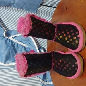 ZODIAC GIRLS BOOTS SIZE 5 IN A BEAUTIFUL BLACK AND PINK WITH VELCRO